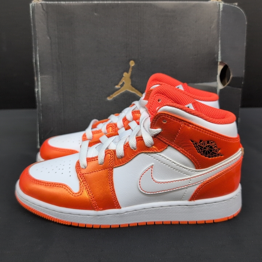 Nike Air Jordan 1 Mid SE Boys Sneaker Shoes Size 4.5Y Metallic Orange DM4228 800 - Picture 3 of 13